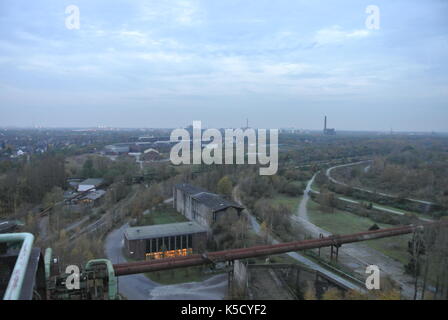 Blick von oben auf den Hochofen 2, Landschaftspark Duisburg Nord, Deutschland. Das Foto zeigt einige der große Rohre noch an Ort und Stelle Stockfoto