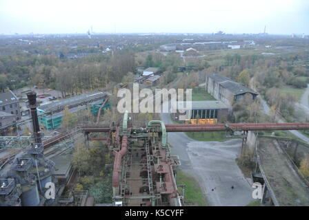 Blick von oben auf den Hochofen 2, Landschaftspark Duisburg Nord, Deutschland. Das Foto zeigt einige der große Rohre noch an Ort und Stelle Stockfoto