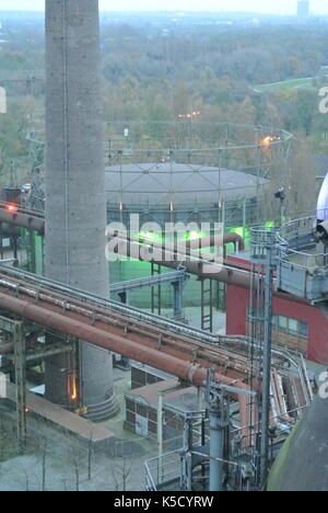 Blick von oben auf den Hochofen 2, Landschaftspark Duisburg Nord, Deutschland. mit Blick auf den Gasometer Stockfoto