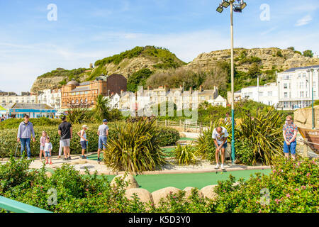 Crazy Golf an der Küste von Hastings Stockfoto