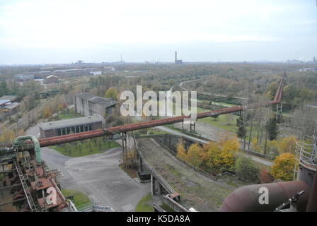 Blick von oben auf den Hochofen 2, Landschaftspark Duisburg Nord, Deutschland. Das Foto zeigt einige der große Rohre noch an Ort und Stelle Stockfoto