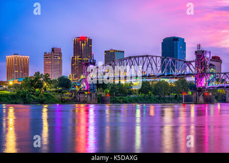 Little Rock, Arkansas, USA Downtown Skyline auf dem Arkansas River. Stockfoto