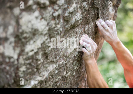 Der Kletterer Hände greifen Kleine hält an natürlichen Felsen Stockfoto