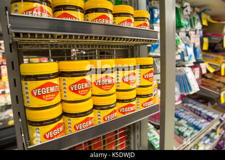 Vegemite ist eine dicke, schwarze australischen Nahrung verteilt aus Hefe übrig gebliebenen Brauereien Extrakt, hier im Woolworth Supermarkt in Australien verkauft Stockfoto