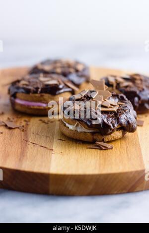 Zimt und Marshmallow sandwich Cookies durch Schokolade aufgefüllt Stockfoto