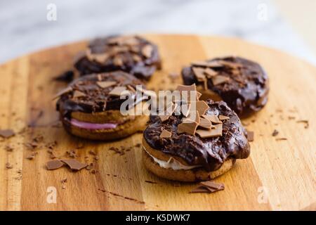 Zimt und Marshmallow sandwich Cookies durch Schokolade aufgefüllt Stockfoto