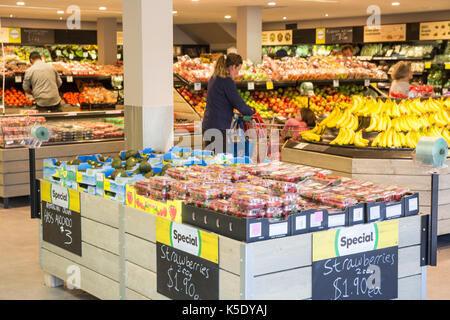 People Lady, die in einem Woolworths Supermarkt in Sydney, Australien, Obst kauft Stockfoto