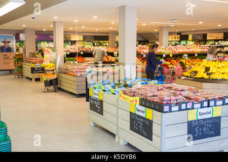 Menschen Dame Frau Einkaufen für Obst in einem Woolworth Supermarkt store in Sydney, Australien Stockfoto