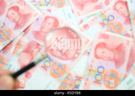 Hundert Dollar Zoom Lupe Stockfoto