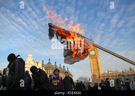 Brennende Plakate. Masse studentische Proteste und Unruhen in London gegen die Erhöhung der Studiengebühren. Stockfoto