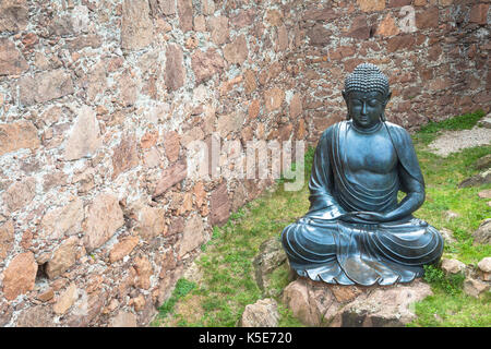 Meditieren Buddha-Statue, hergestellt aus Bronze. 19. Jahrhundert, sitzende Haltung, nützliche Exemplar. Stockfoto