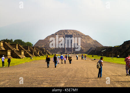 Pyramide des Mondes, wie sie die Strasse der Toten, Teotihuacan, Mexiko gesehen Stockfoto