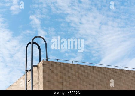 Leiter auf das Dach eines Gebäudes gegen den blauen Himmel Stockfoto