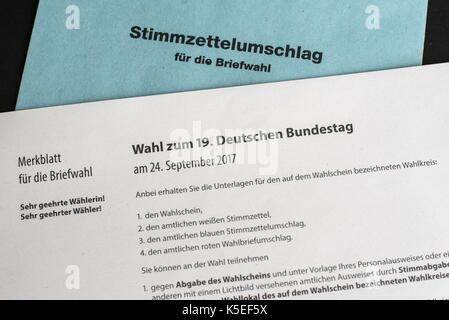 Wahlkarte oder Wahlurnen oder Wahldokumente für die bundestagswahl 2017 in Deutschland, Europa Stockfoto