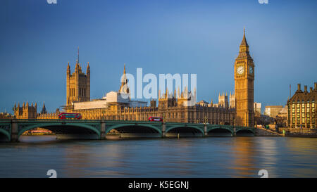 London, England - traditionellen roten Doppeldecker-Busse auf Westminster Bridge mit Big Ben und die Houses of Parliament bei Sonnenaufgang Stockfoto