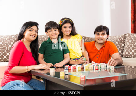 Happy Family indischen Eltern mit Kindern spielen Spielzeug Bausteine zu Hause Stockfoto