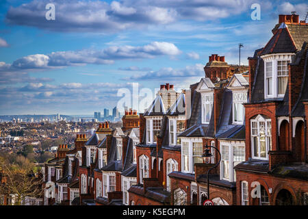 London, England - Panoramablick auf die Skyline von London und den Wolkenkratzern der Canary Wharf mit traditionellen britischen Backsteinhäuser Stockfoto