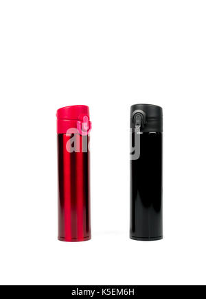 Rot und Schwarz thermos Flaschen auf weißem Hintergrund mit Kopie Raum isoliert Stockfoto