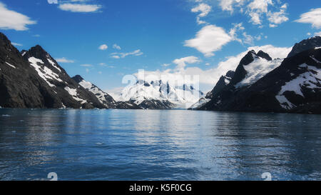 Blick auf die steile schneebedeckte Berge und ruhigen Wasser des Drygalski Fjord auf South Georgia Island, South Atlantic Ocean. Stockfoto