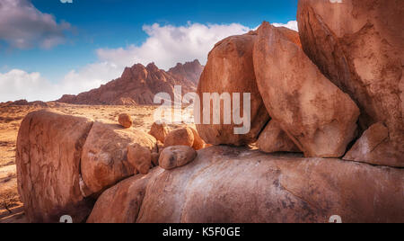 Gruppe von großen alten Granitfelsen an der Spitzkoppe, Damaraland, im sanften Morgenlicht der namibischen Wüste, Namibia. Stockfoto