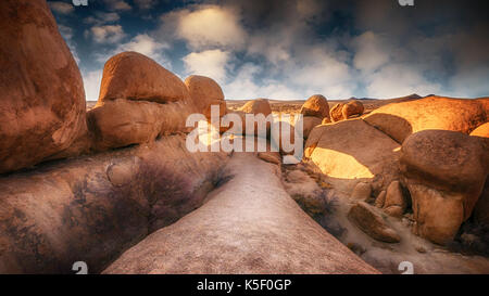 Massive Granitfelsen der Spitzkoppe, Damaraland, in goldenen Morgenlicht. Namibischen Wüste, Namibia. Stockfoto