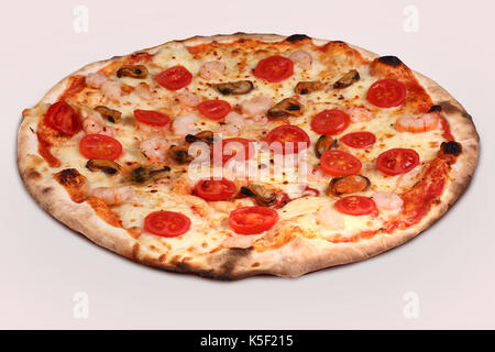 Pizza. Pizza mit Meeresfrüchten mit Garnelen, Jakobsmuscheln und Tomaten isoliert auf weißem Hintergrund. Italienische Küche. Mediterrane Speisen. Stockfoto