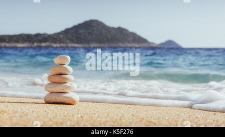 Einen fantastischen Blick auf die Küste mit gelben Sand und blauem Wasser. Stockfoto