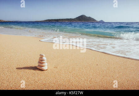 Einen fantastischen Blick auf die Küste mit gelben Sand und blauem Wasser. Stockfoto