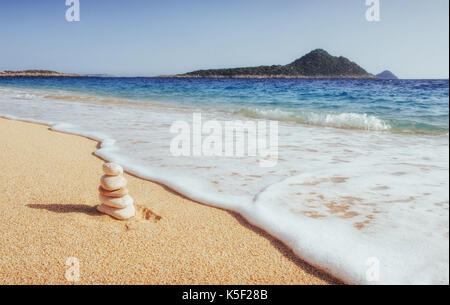 Einen fantastischen Blick auf die Küste mit gelben Sand und blauem Wasser. Stockfoto