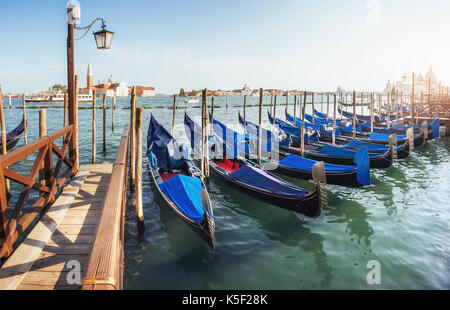 Gondeln in Venedig - Sonnenuntergang mit Kirche San Giorgio Maggiore. San Marco, Venedig, Italien Stockfoto