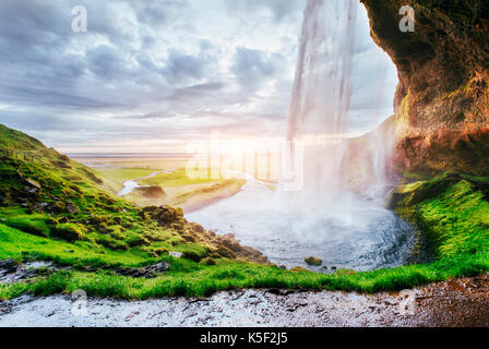 Seljalandfoss Wasserfall bei Sonnenuntergang. Brücke über den Fluss. Fantastische Natur. Island Stockfoto