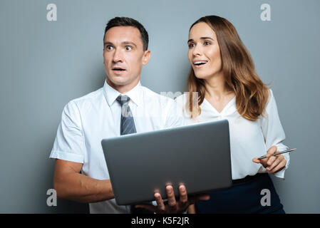 Nette Kollegen positiv überrascht Stockfoto