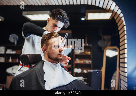 Mann Friseur, frisur Bart erwachsene Männer in Haar der Männer Salon Stockfoto
