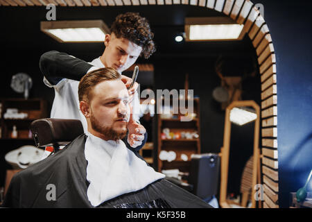 Männer Hairstyling und Restaurantbesuche in einen Friseur- oder Friseursalon. Stockfoto