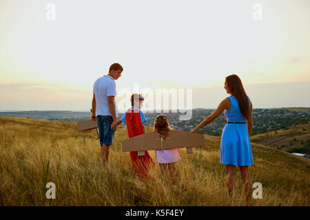 Familie am Abend bei Sonnenuntergang Feld in der Natur. Stockfoto
