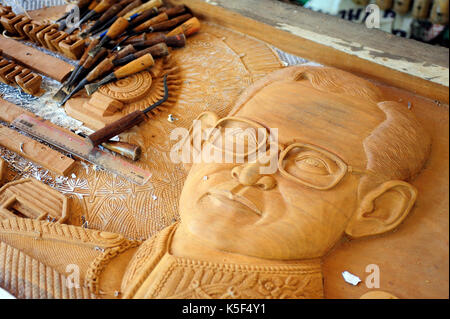 Bangkok, Thailand - Feb 1,2014: Holz- Entlastung in einer Hand Workshops in Bangkok, geschnitzt mit Porträts von der thailändische König Bhumibol Adulyadej. Stockfoto