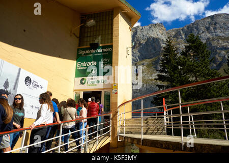 Besucher der Luftseilbahn von Fuente Dé, in Picos de Europa Natonal Park. Spanien Stockfoto