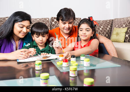 Indische Eltern und Kinder Bildung Zeichnung Malerei helfen Bildung Stockfoto