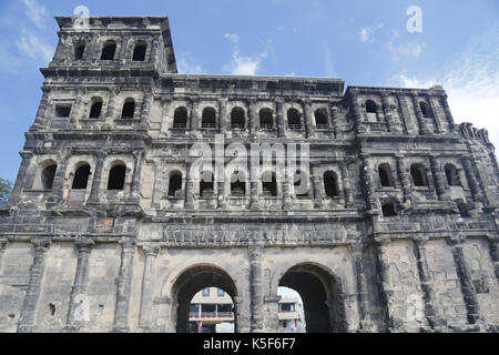 Blick auf die Porta Nigra schwarze Tor grosse römische Stadttor in Trier. Stockfoto