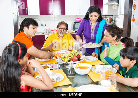 Große Familie Esstisch essen Frau das Essen Abendessen Speisesaal Stockfoto