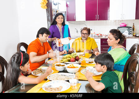Indischen Joint Familie Esstisch Essen Dinnger Esszimmer Stockfoto