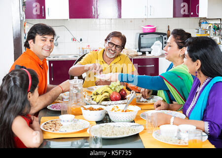 Gerne indische Familie Esstisch Essen, das Mittagessen zu Hause Stockfoto