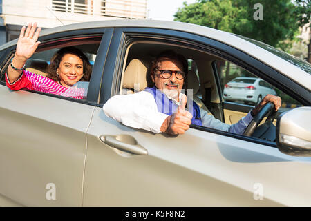 Senior Paar Auto glückliche Reise Übersicht Thumbsup Stockfoto