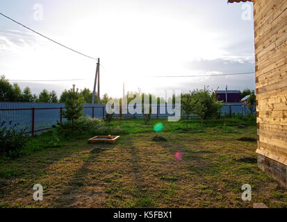 Holz- Haus für einen ländlichen Grundstück im Frühjahr, Russland Stockfoto