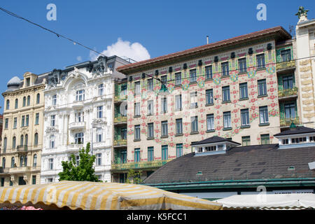 Wien, ÖSTERREICH - Apr 30th, 2017: Der Majolika Haus Eingangstüre mit seinen floralen Ornamente in der Nähe Naschmarkt in Wien Österreich berühmten Beispiel des Jugendstils im Jugendstil gebaut von Otto Wagner im Jahre 1899. Stockfoto