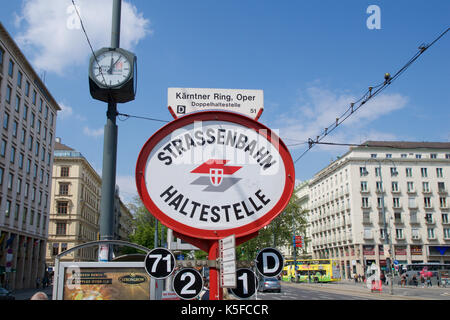 WIEN, ÖSTERREICH - 30. April 2017: Straßenbahnhaltestelle an der Oper, Strassenbahn Haltestelle Wien Stockfoto