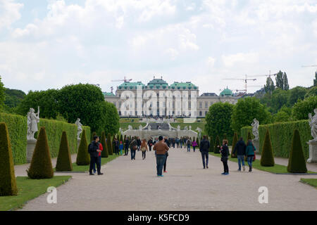 Wien, ÖSTERREICH - Apr 30th, 2017: schöne Gebäude des Oberen Belvedere an einem sonnigen Tag mit blauen Himmel und Wolken im Sommer und Touristen zu Fuß Stockfoto