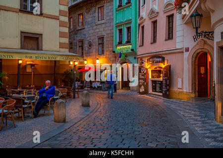 Prag, tschechische Republik - 22. SEPTEMBER 2015: Kleine Outdoor Restaurant am Abend Straße mit Kopfsteinpflaster in der Altstadt von Prag. Stockfoto