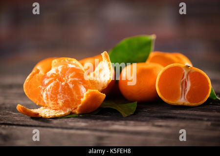 Mandarinen. Tangerinen close-up auf einem hölzernen Hintergrund. Hintergrund Tangerinen Stockfoto