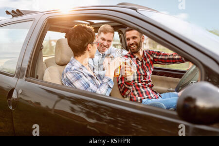 Junge Freunde miteinander in das Auto verlassen für Ferien Stockfoto